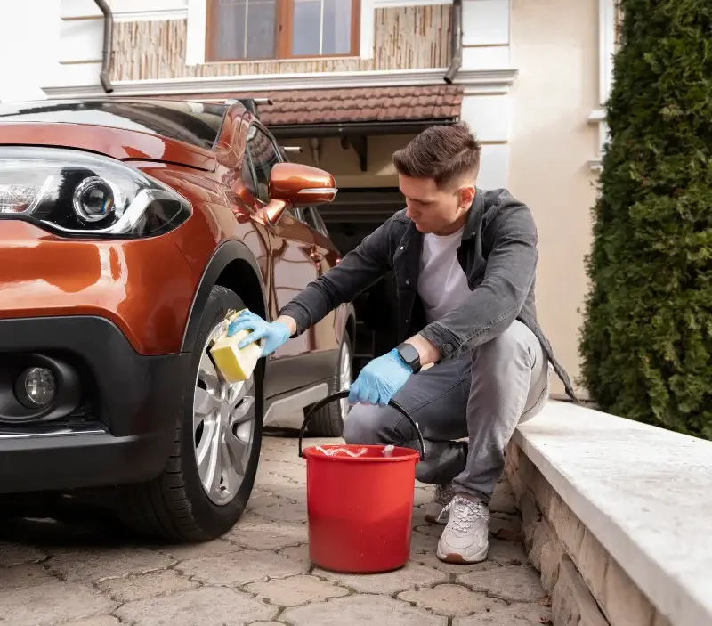 Lavage auto à domicile Molières-sur-Cèze : professionnel intervenant sur un véhicule